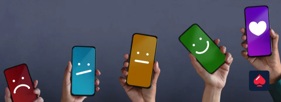 consumidores com smartphones na mão