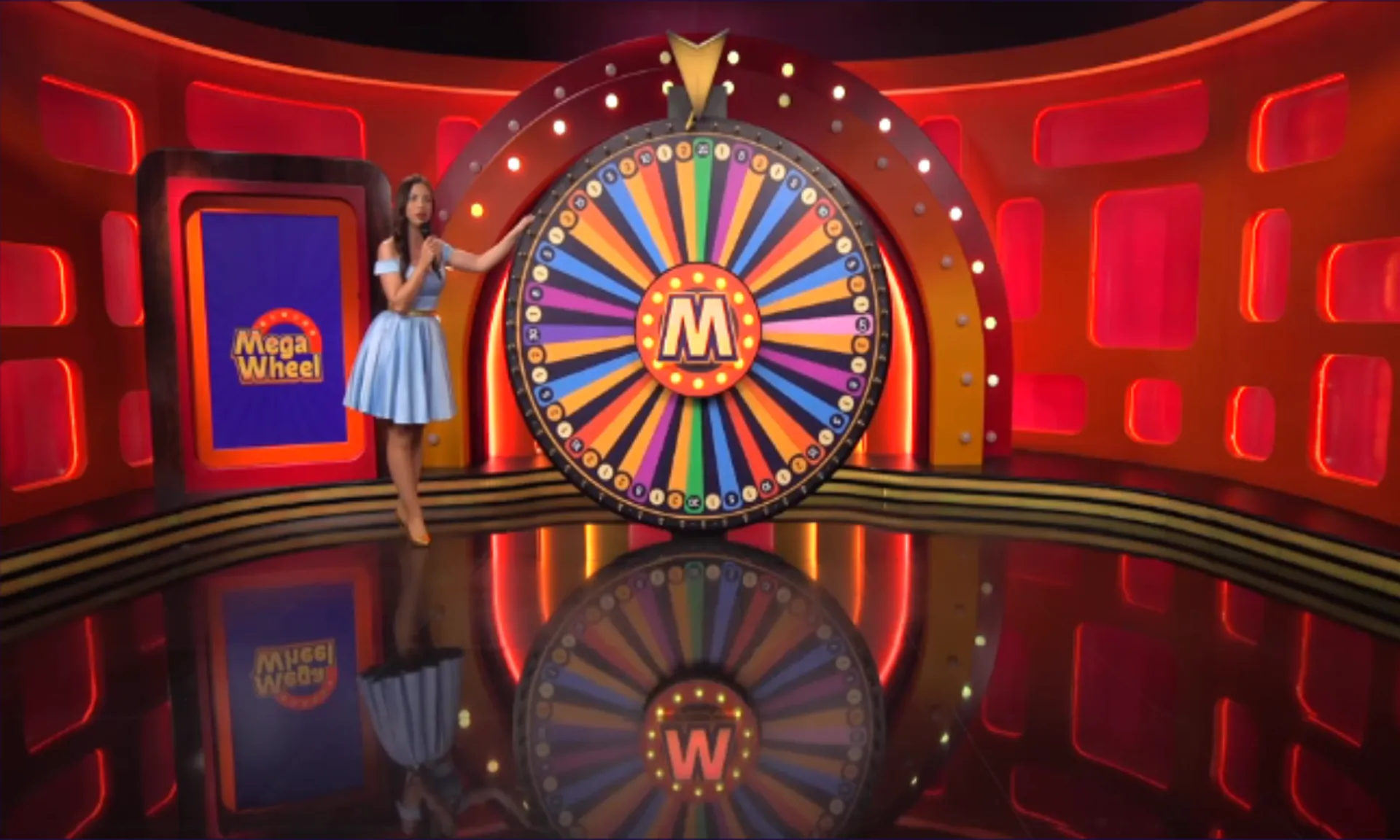 apresentadora girando a roleta de mega wheel