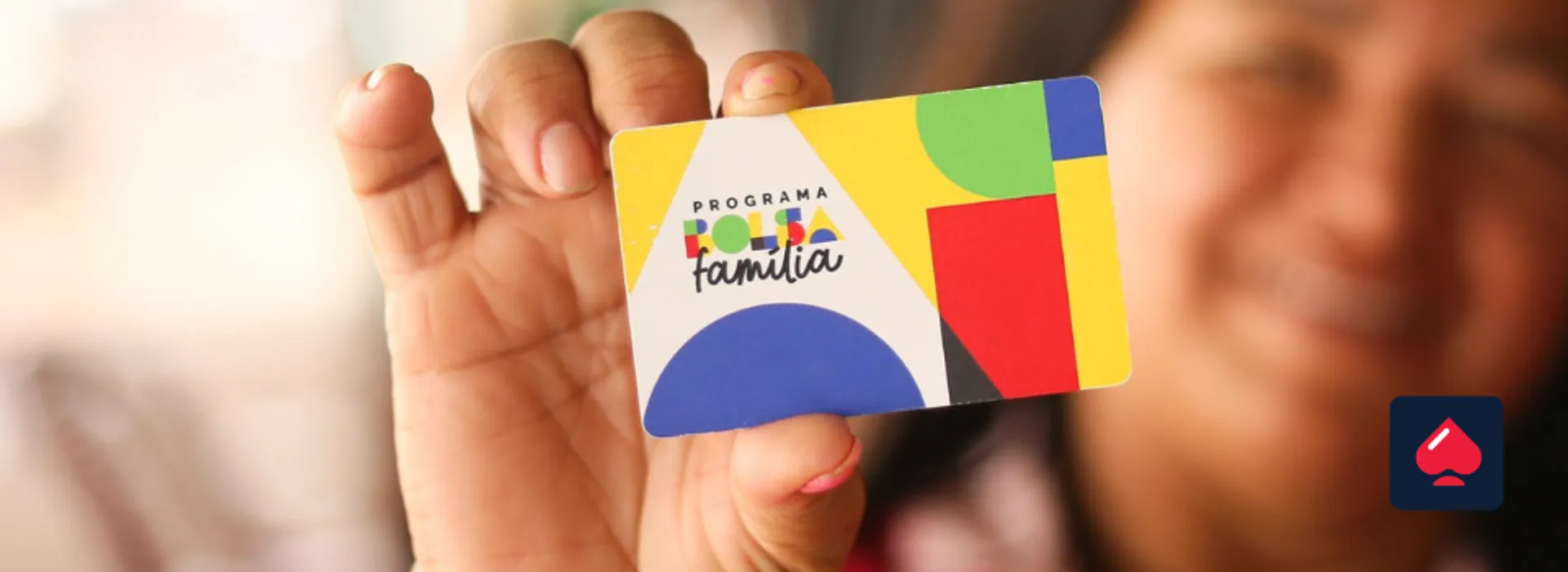 mulher segura cartão do bolsa família