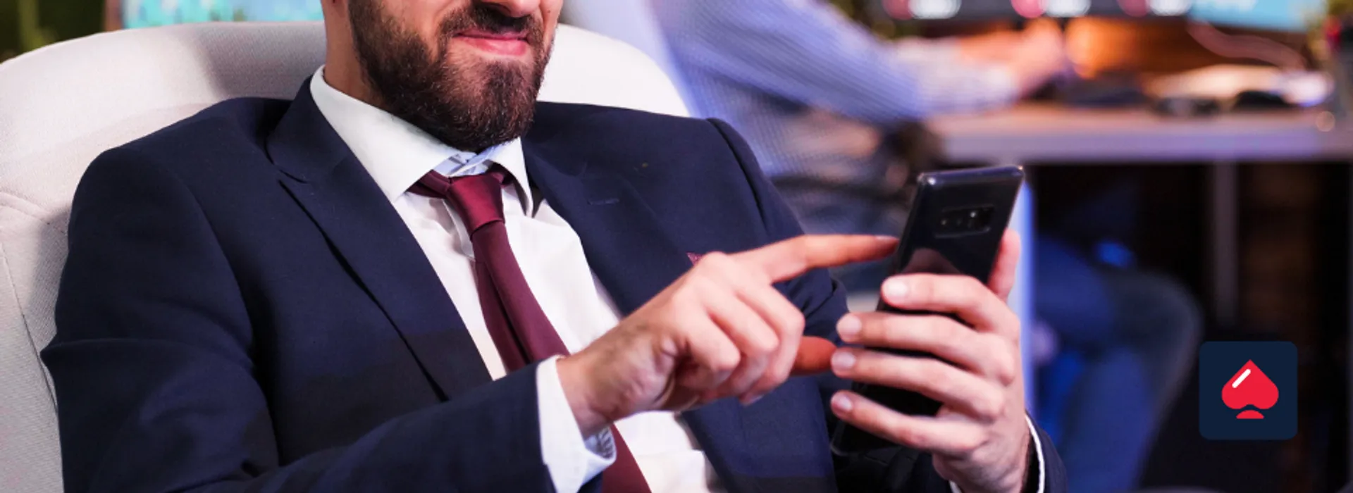 empresário fazendo apostas pelo telefone celular