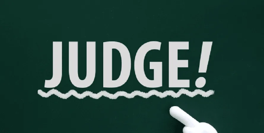 「JUDGE」の文字