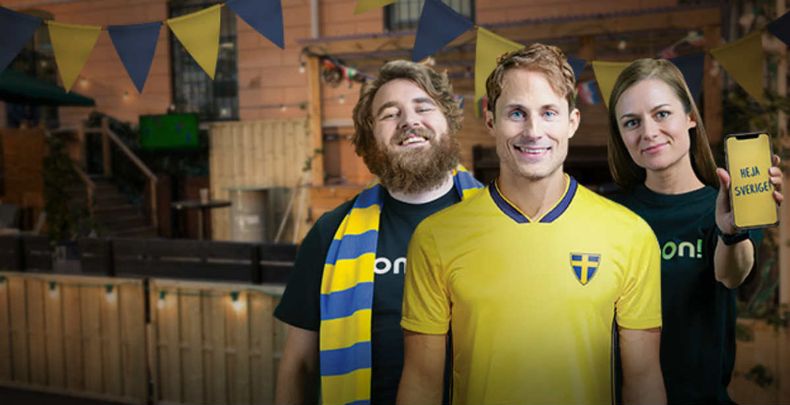 bild på medlemmar från comeon med sverige match tröjor